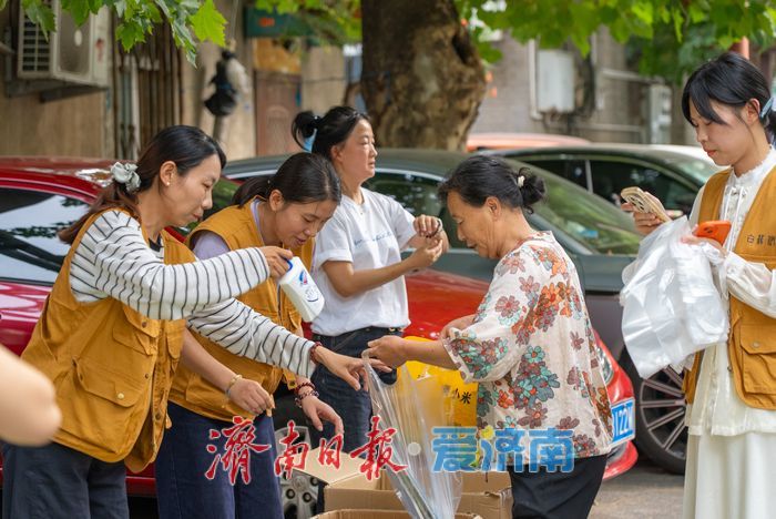 被光照亮，终成微光！蒙阴“黄桃爸爸”上演双向奔赴的爱心接力