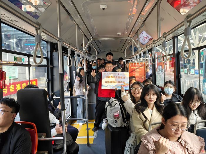 公交志愿护航 助力人才盛会