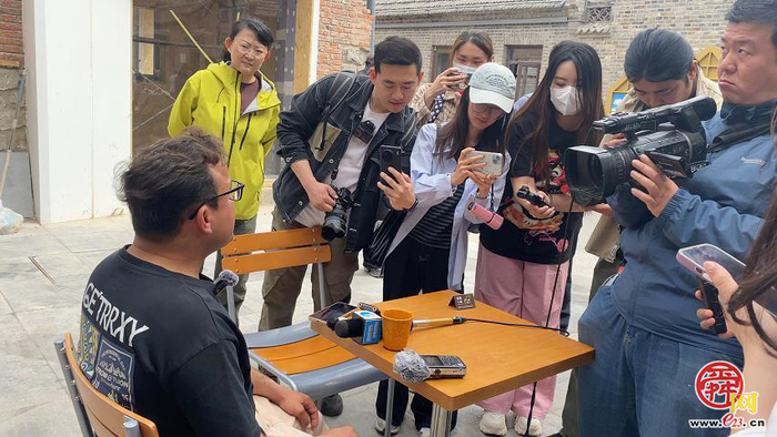 共赏老街上新！媒体采风活动走进市中区上新街