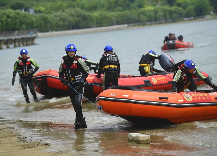 济南消防开展水域救援演练