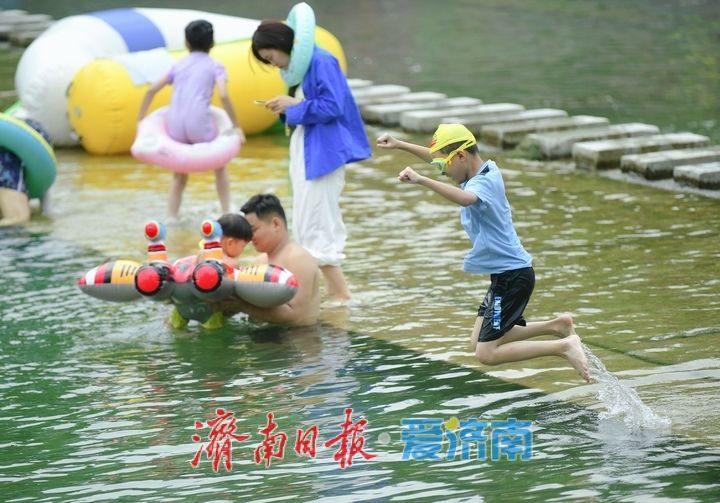 一年四季 泉在济南丨高温来袭，泉城市民“门牙”戏水享清凉