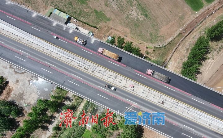 济南建邦黄河公路大桥沥青路面翻新施工正酣，车辆导改至中央车道
