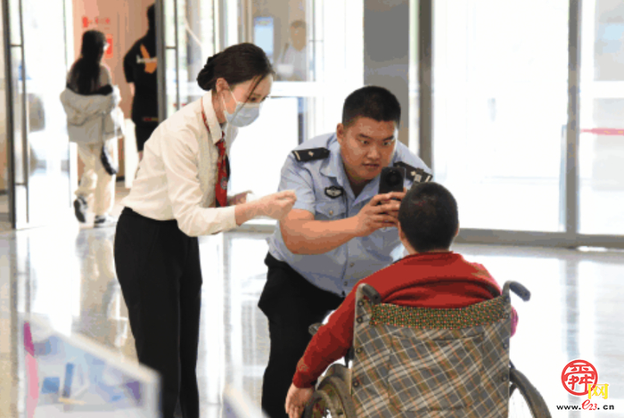 窗口搬到店门口 证照送到手心里 章丘区政务“轻骑兵”跑出“泉心服务”加速度