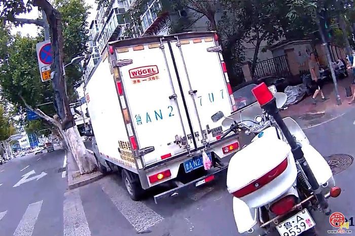 在交警眼皮底下遮挡号牌？依法查处！