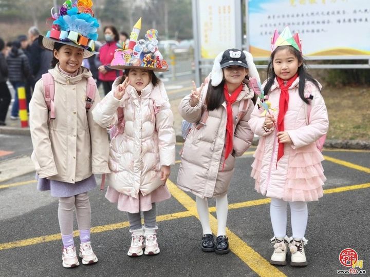 新年展 “新帽”，策马向目标 —— 济南市历下区龙德学校开学典礼创意启新程