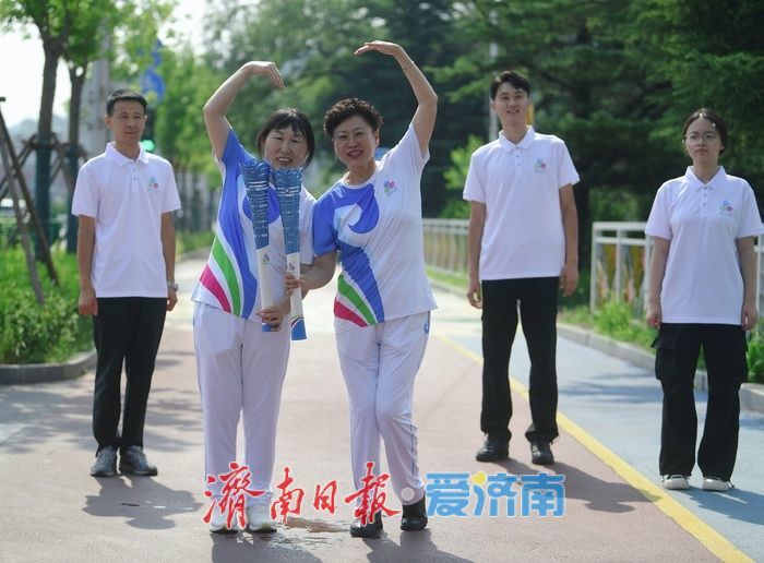 泉源之光 跃动泉城 2025济南国际泉水节“泉炬”传递首站南山启程