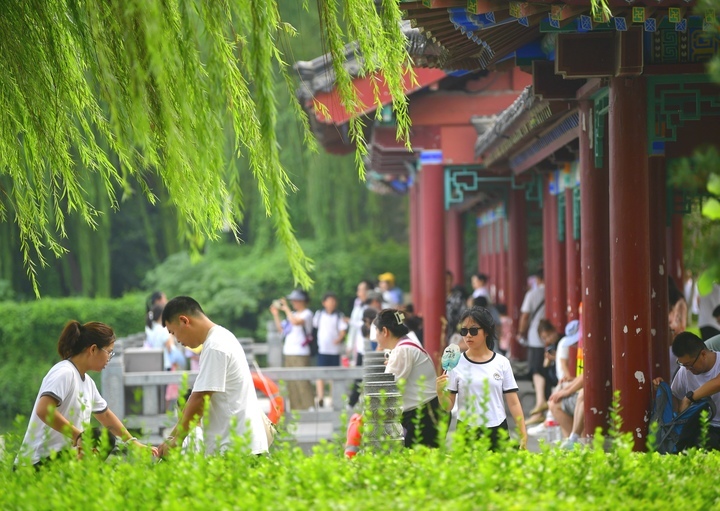 “泉”在济南过暑假 