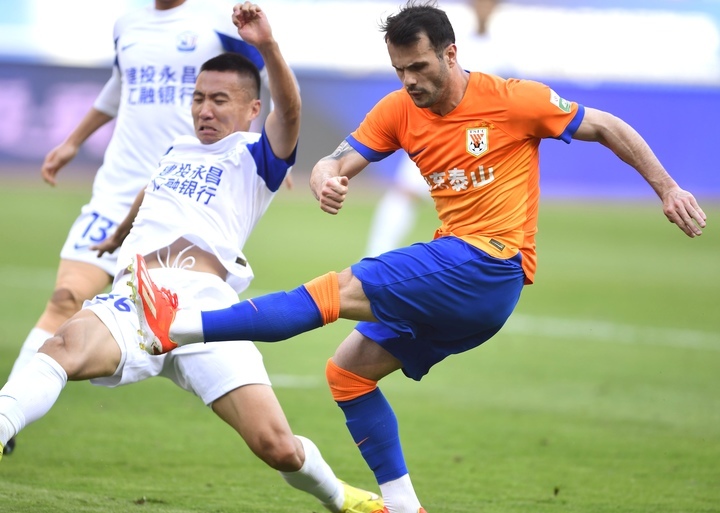 山东泰山4：1战胜沧州雄狮 中止连败获得喘息时机