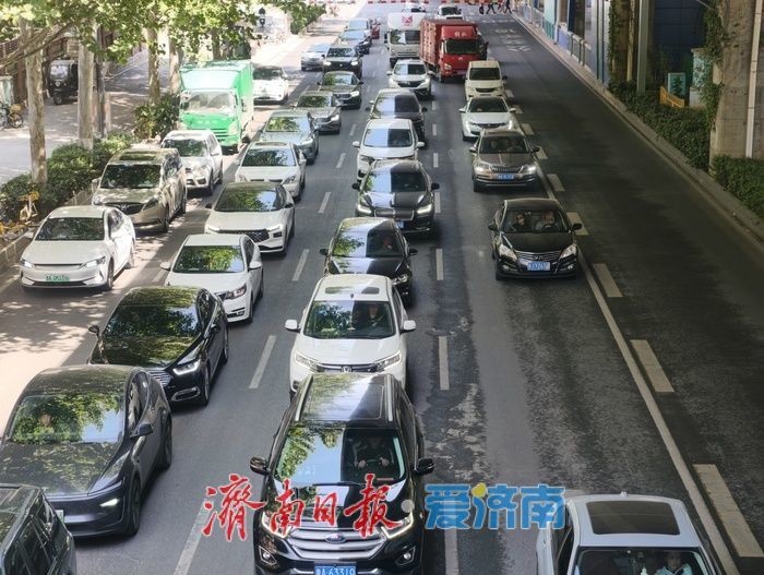 假期首日出城车流攀升，济南二环东路迎出城高峰