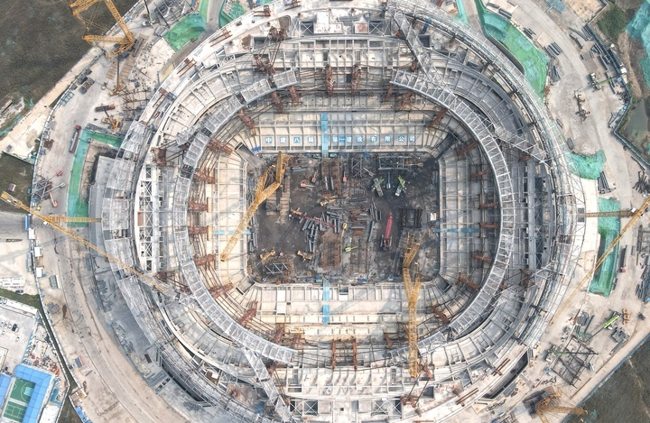 The project strengthens the provincial capital｜The hoisting of the roof steel structure trusses of the professional football field project of Jinan Yellow River Sports Center is progressing smoothly