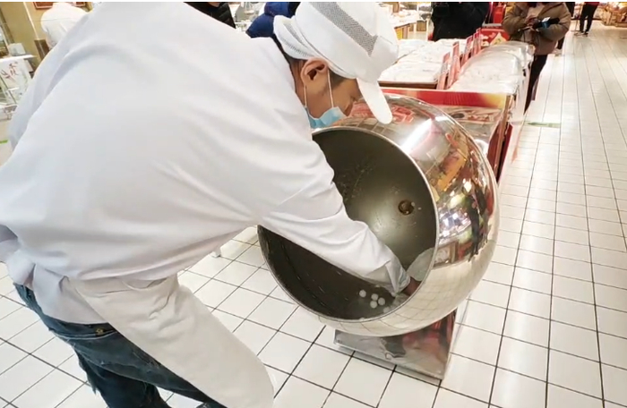 吃完饺子盼元宵 传统“现滚元宵”走俏泉城市场