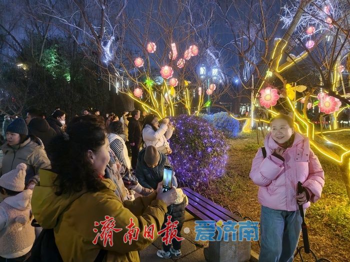 一年四季 泉在济南丨火树银花不夜天，五龙潭迎春花灯盛宴催热泉城“夜经济”