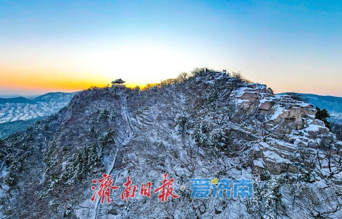 银装千佛山，日出绘金卷