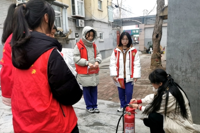 济南中学学生用行动唤醒市民安全意识