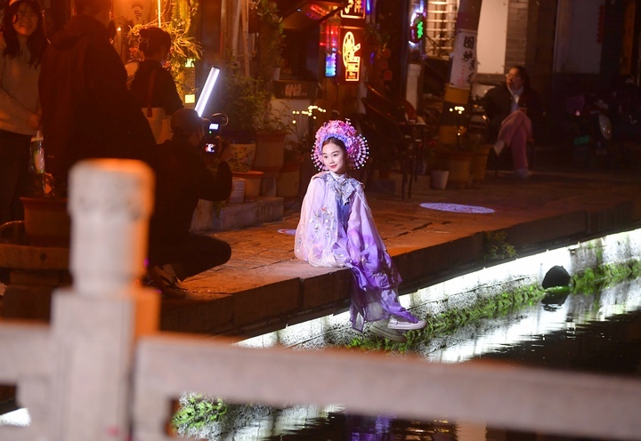 夜游老街品味泉城，清明旅游高峰提前到来