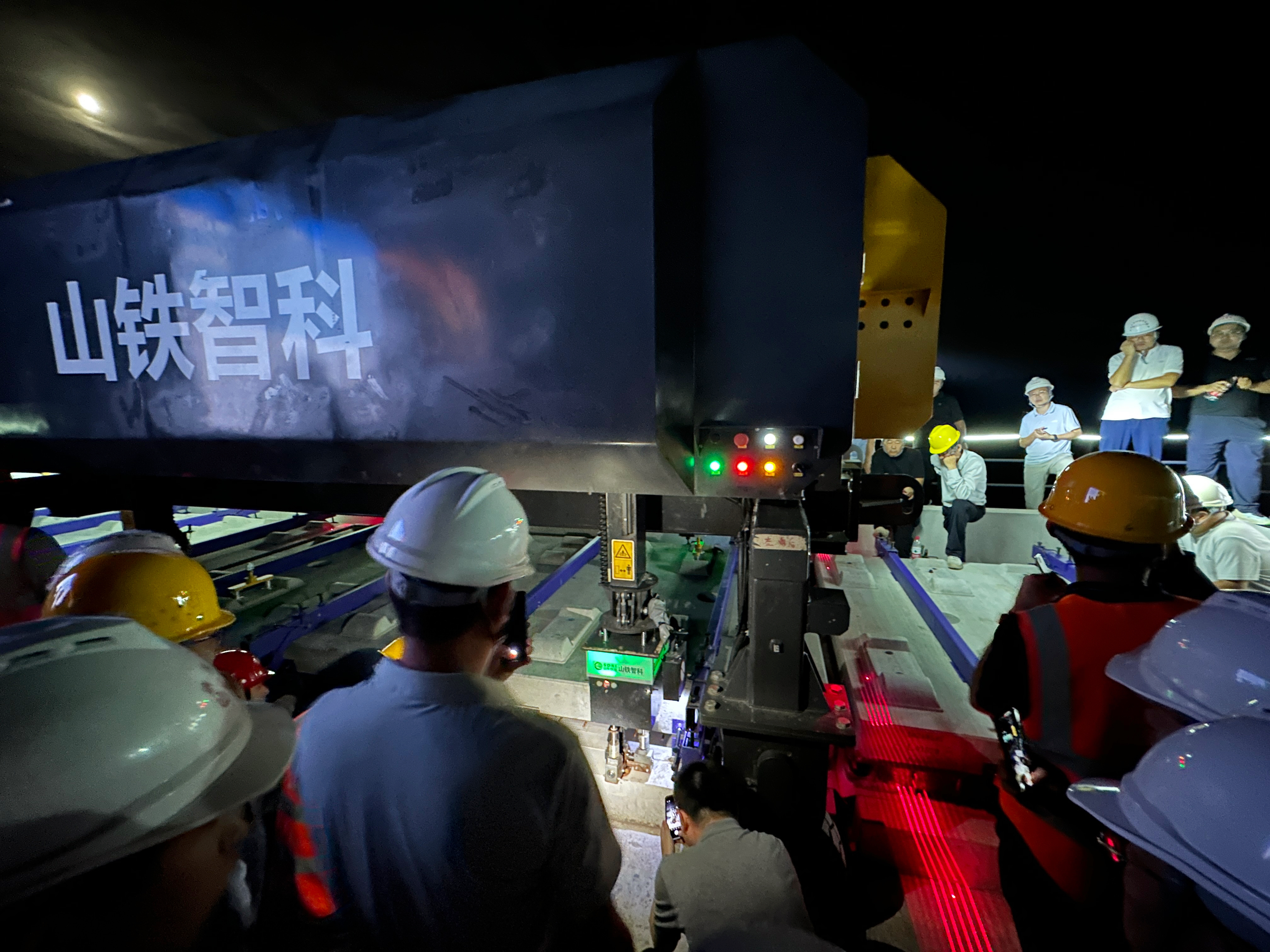 济滨高铁上的无砟轨道智能精调机器人：可自主铺设重8吨高铁轨道板，精度达毫米级