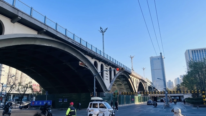 百年老天桥大修改造进入全新阶段，桥下商铺全部拆除完成