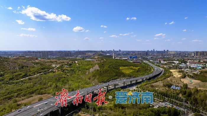 凤凰山立交桥：蓝天下的立体交通绿廊