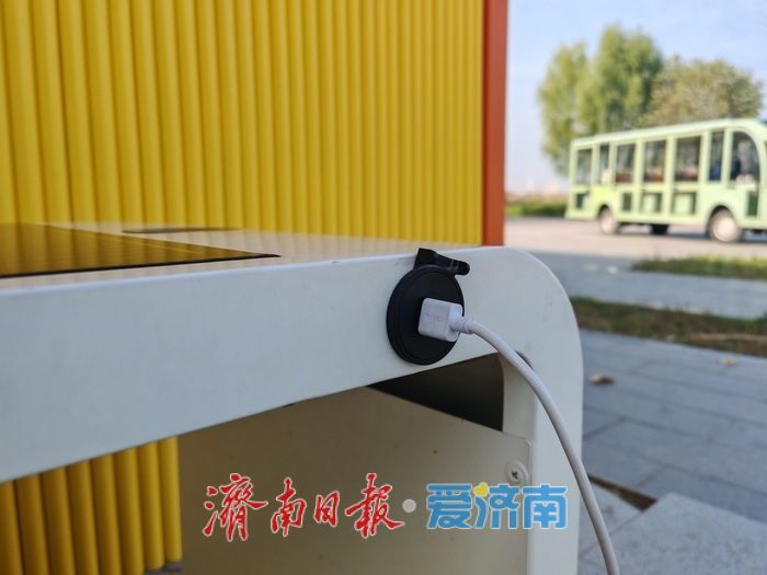 济南华山湖“阳光座椅”上线！太阳能充电赋能绿色游园