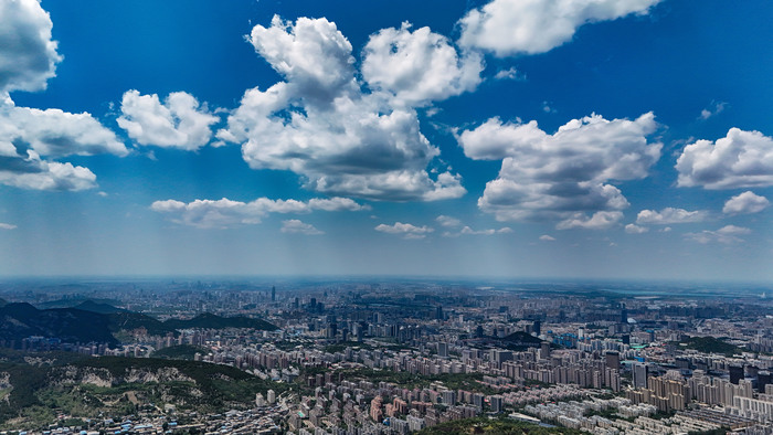 济南晴空万里，远眺可见泰山雄姿