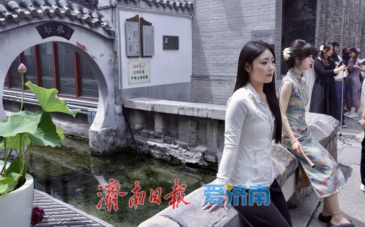 古风照里的“顶流”背景板：济南起凤桥开启“人从众”模式