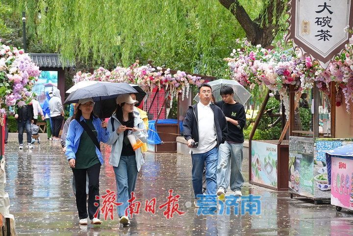 夏雨润泉城 画意护城河