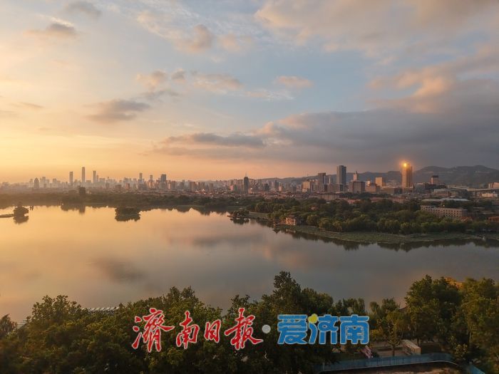 一年四季 泉在济南丨朝霞映明湖 邂逅泉城晨光