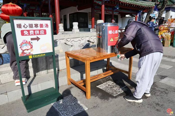 【网络中国节·春节】“泉”在济南过大年｜热乎的红糖姜茶、歇脚休息的长凳，明湖市集里的暖心细节有温度