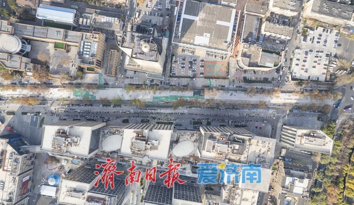 泉城路改造初见成效，海阳红花岗岩铺设亮相