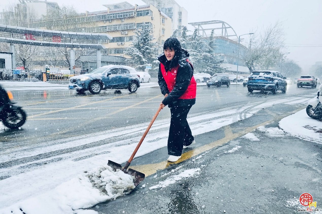 泉城首雪映担当 多方合力保通畅——济南市智管中心清雪除冰行动纪实