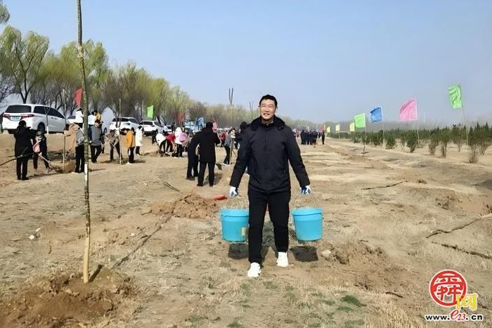 植绿护绿·共筑美好家园  济南市机械化清扫大队组织开展义务植树活动