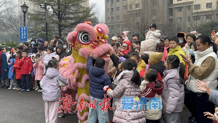 龙腾狮跃闹元宵 社区年味浓情满邻里