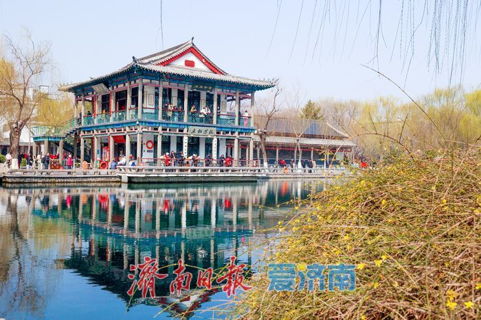 五龙潭公园春意盎然，市民游客共赏春光