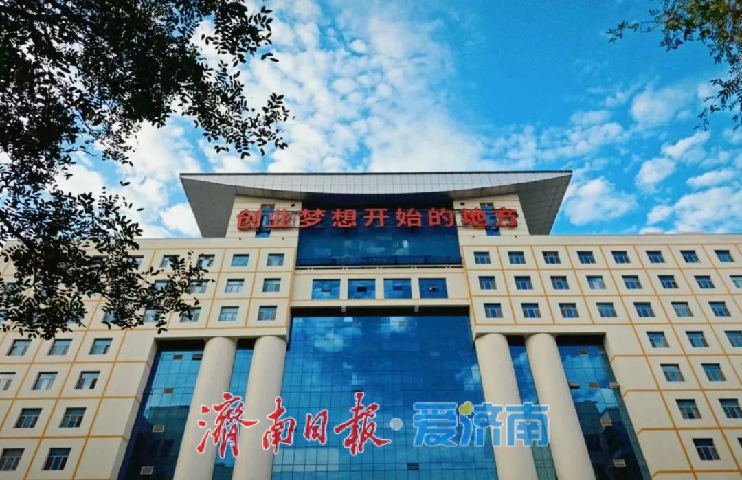 接入DeepSeek-V3模型更加“类人化” 济南制造赋能人形机器人迭代升级