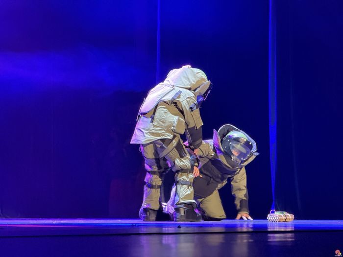 以艺术之力铸魂育人，爱国主义思政舞台剧《城·光》济南首演