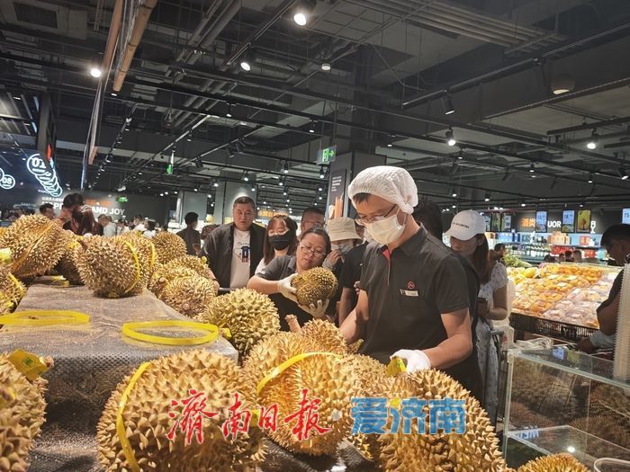 济南榴莲价格“腰斩”，“水果之王”实现“舌尖自由”？