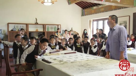 山师附小一年级学生踏青采茶 共赴一场茶文化研学之旅 