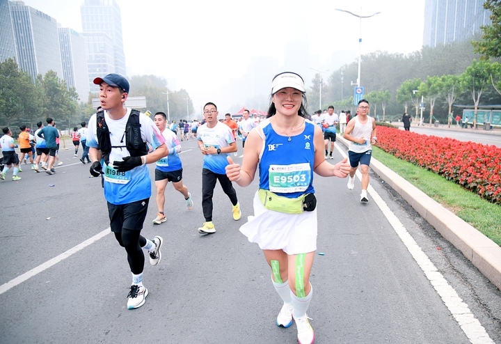 2024济南(泉城)马拉松鸣枪起跑，现场高清大图来了