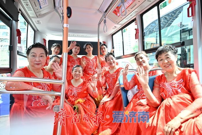 跨越小清河的“红墩墩”来了 济南小巷公交553路开通