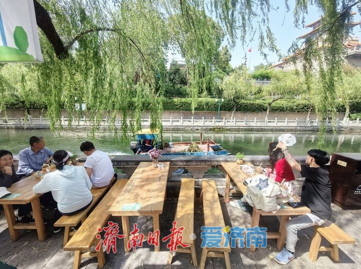 高温预警何处觅清凉，护城河畔变“天然空调房”