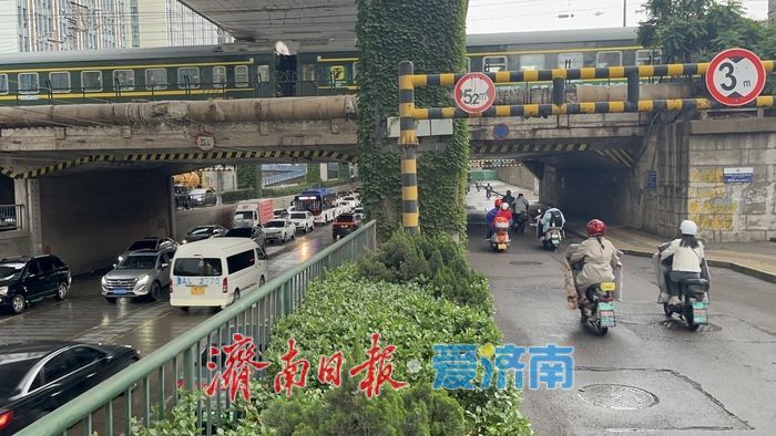 雨后记者探访城区低洼路段：多条主干道路均未出现明显积水，车辆正常通行