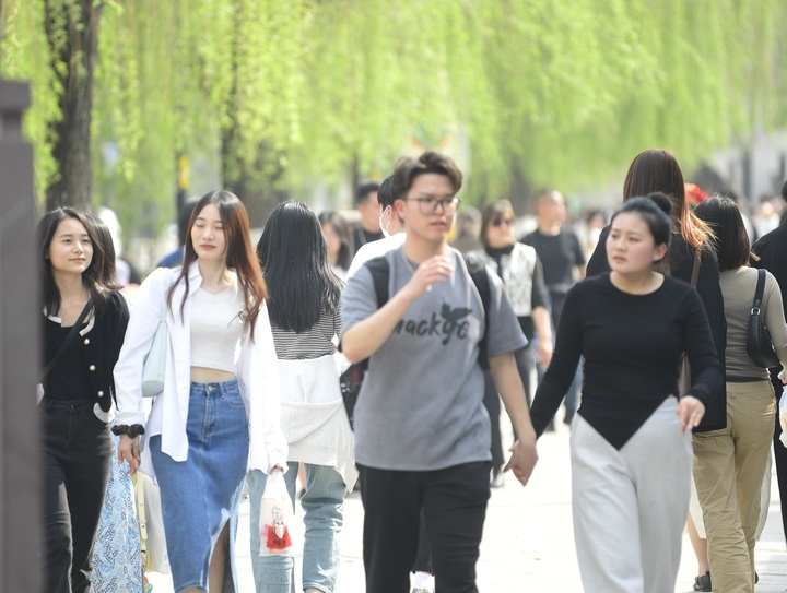 泉城提前感受“初夏” 市民游客夏装出行
