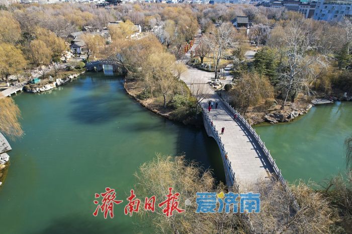 泉城天空湛蓝如洗，佳节将至万象新