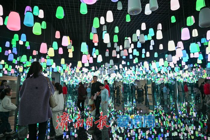 山东科技馆迎寒假参观热潮 家长携子乐享科学“最后一课”