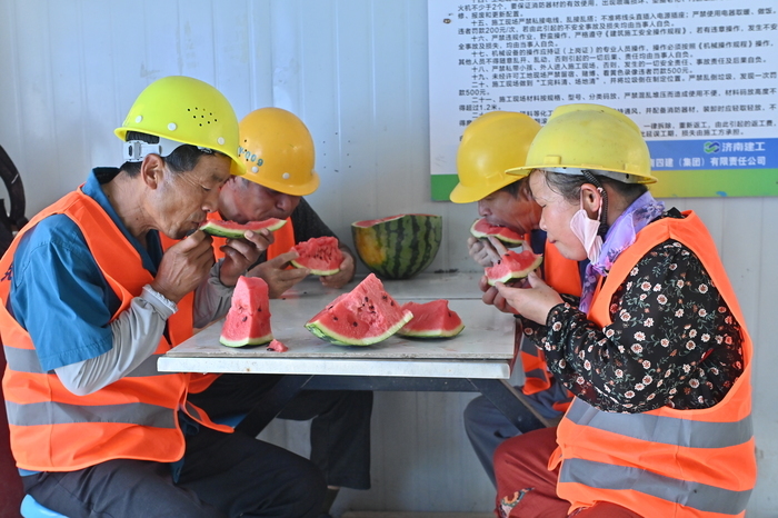 高温下的建筑零工队：早晚灵活作业，工地有西瓜绿豆汤等解暑食品