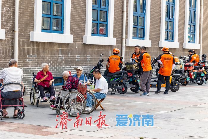 正午十点的民康里：高温炙烤下，步行街里的 “骑手港湾”