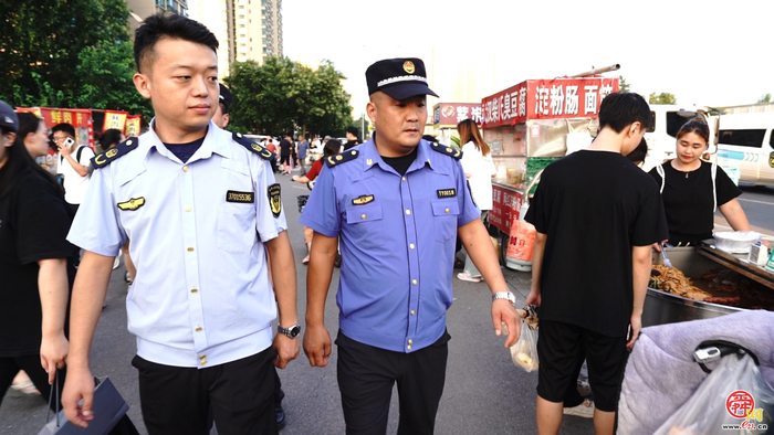 供场所、划白线，规划有序群众赞！历城潮汐疏导便民服务点：烟火气里的温暖城管答卷