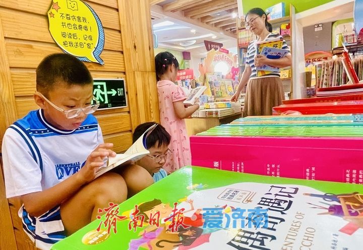 书海纳凉，济南“避暑书房”受欢迎