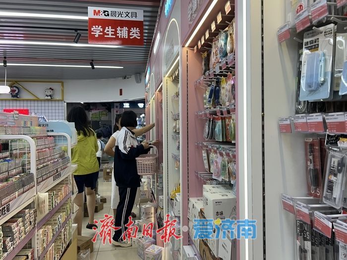 开学季文具店迎“采购热潮”，创意文具成学生新宠