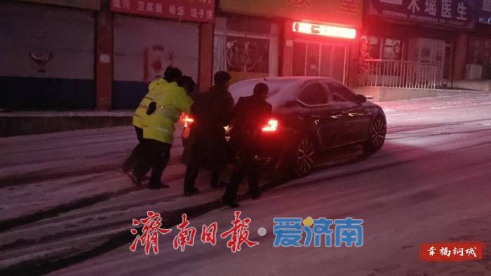 首场降雪如约而至 钢城区多方联动保路畅通